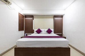 In-room safe, free WiFi, bed sheets - Hotel Kalinga (Indore)