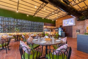 تقديم الإفطار والغداء والعشاء