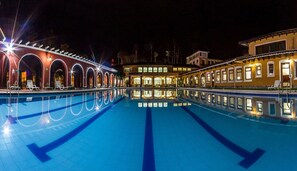 Piscine extérieure, chaises longues