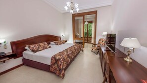 Suite junior, 1 cama de matrimonio grande (Double) | Minibar, caja fuerte, mobiliario individual y escritorio