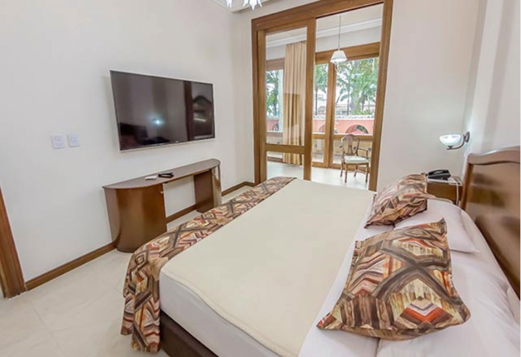 Een minibar, een kluis op de kamer, individueel gemeubileerd, een bureau