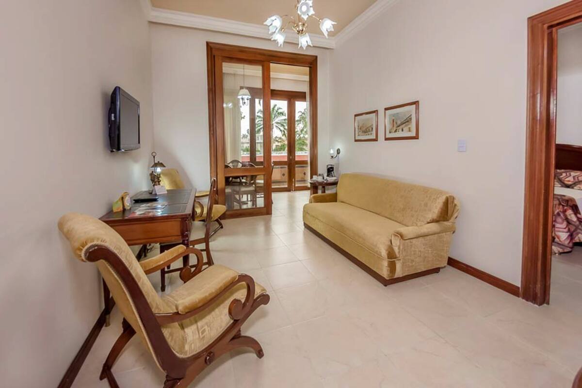 deluxe suite, 1 king bed | minibar, in-room safe, individually furnished, desk