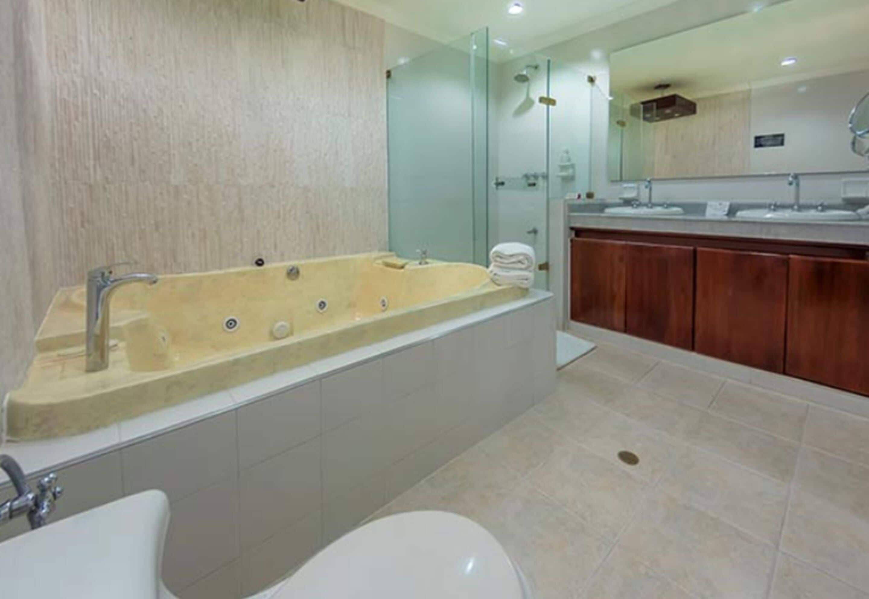 deluxe suite, 1 king bed | bathroom | shower, towels