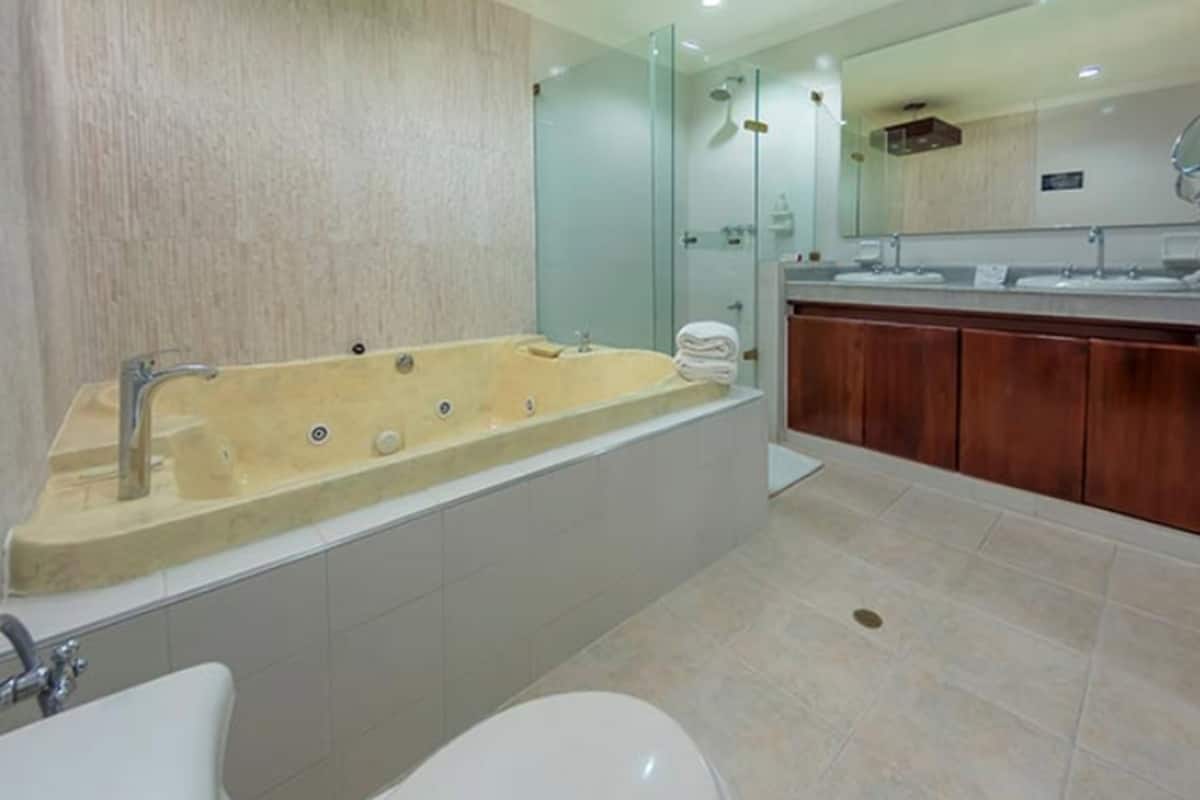 deluxe suite, 1 king bed | bathroom | shower, towels