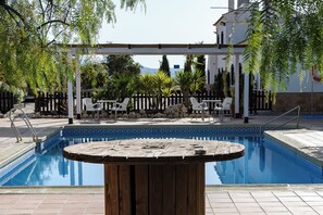 Piscine extérieure (ouverte en saison), parasols de plage
