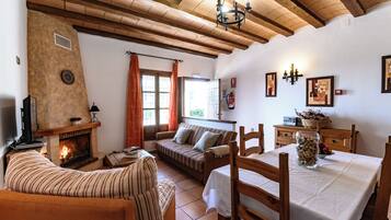 Televisie en een open haard