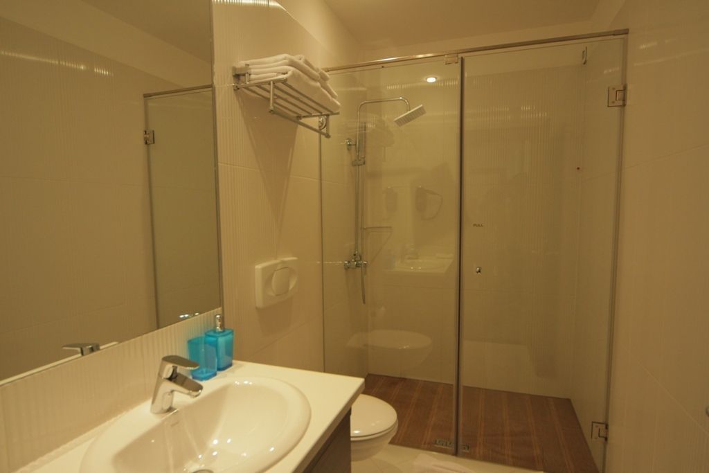 shower, rainfall showerhead, free toiletries, hair dryer