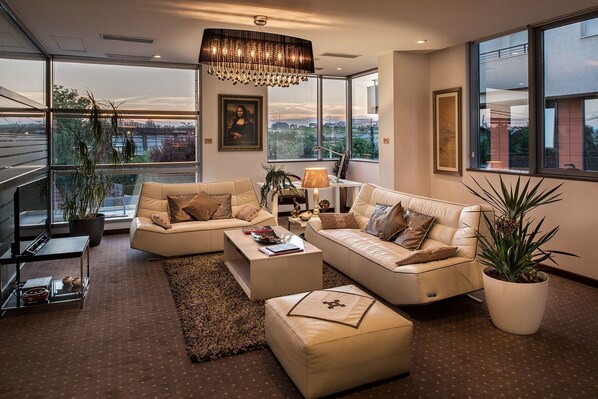 Premium bedding, pillow-top beds, minibar, in-room safe