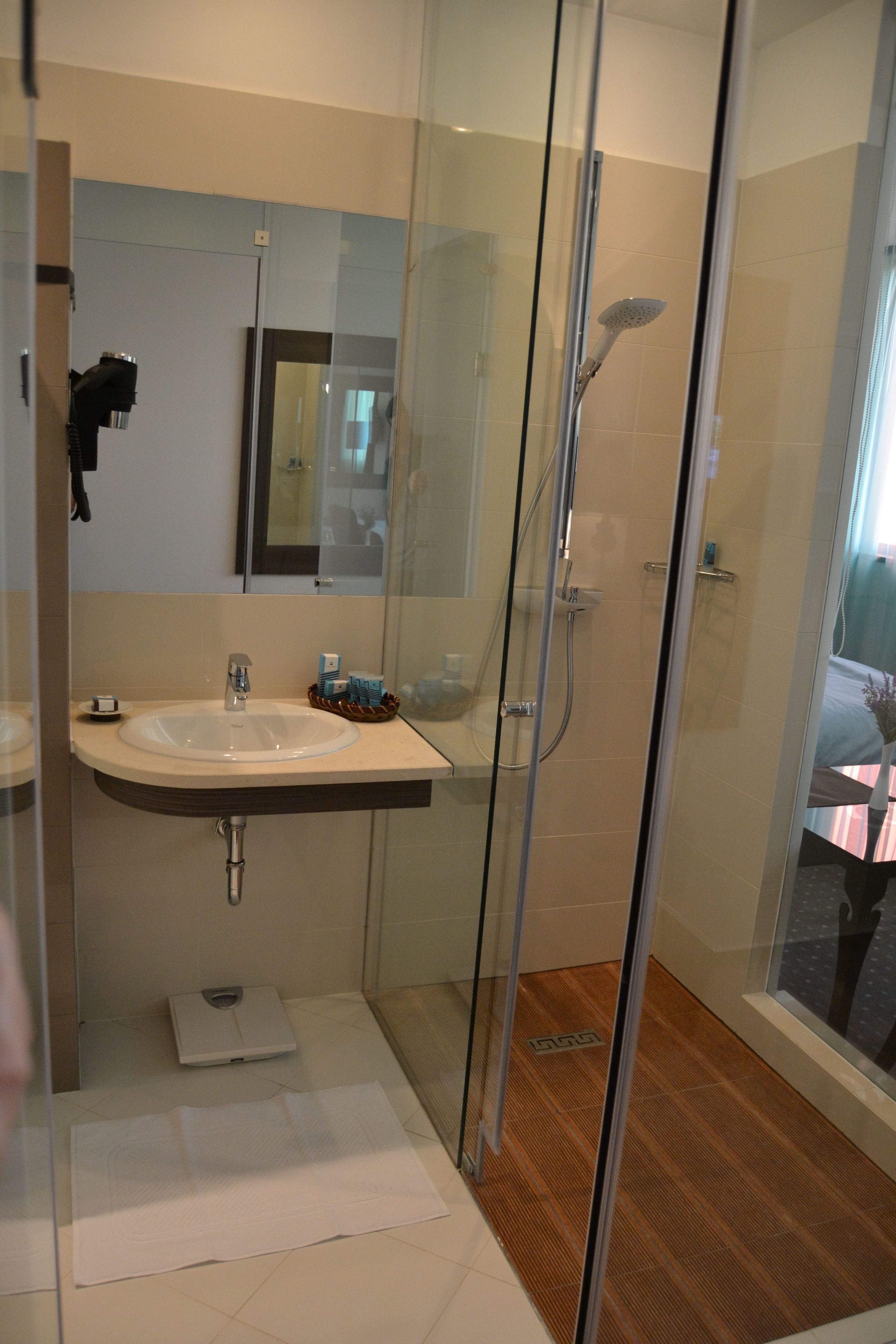 shower, rainfall showerhead, free toiletries, hair dryer