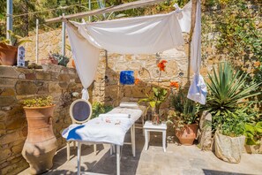 Daily continental breakfast (EUR 15 per person)