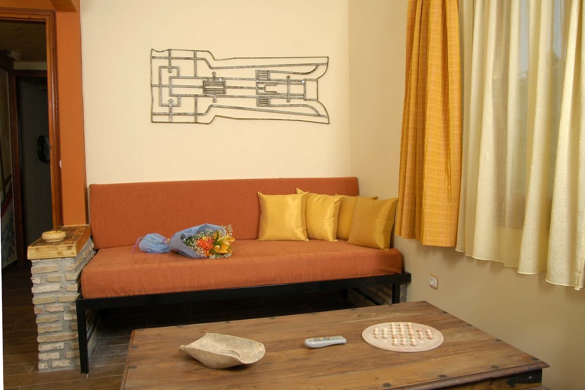 Family Studio | Living room | LCD TV, fireplace