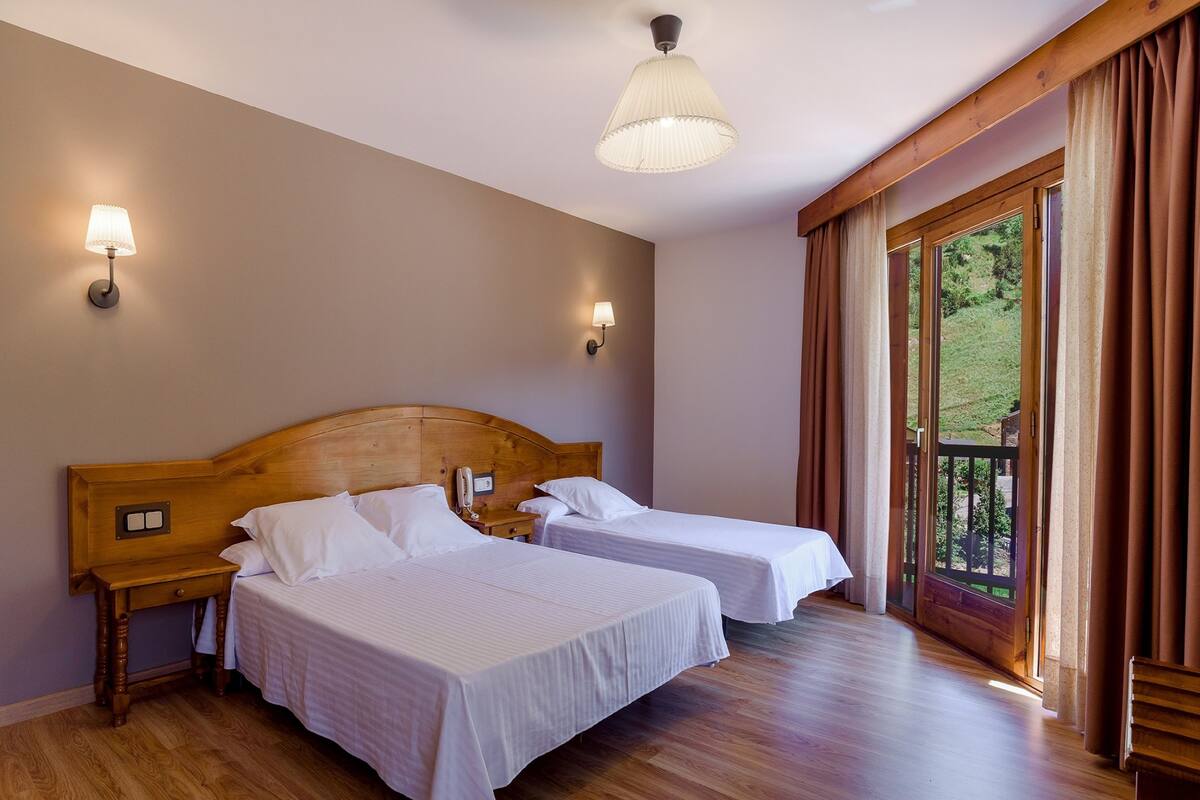 Standard-Dreibettzimmer, Gartenblick | Innenbereich