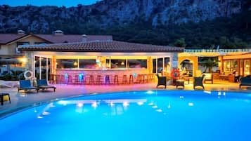 Poolside bar