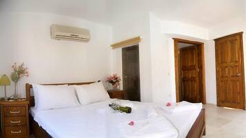 Double Room | In-room safe, iron/ironing board, free cribs/infant beds, free WiFi