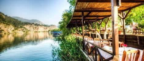 2 restaurants, breakfast served