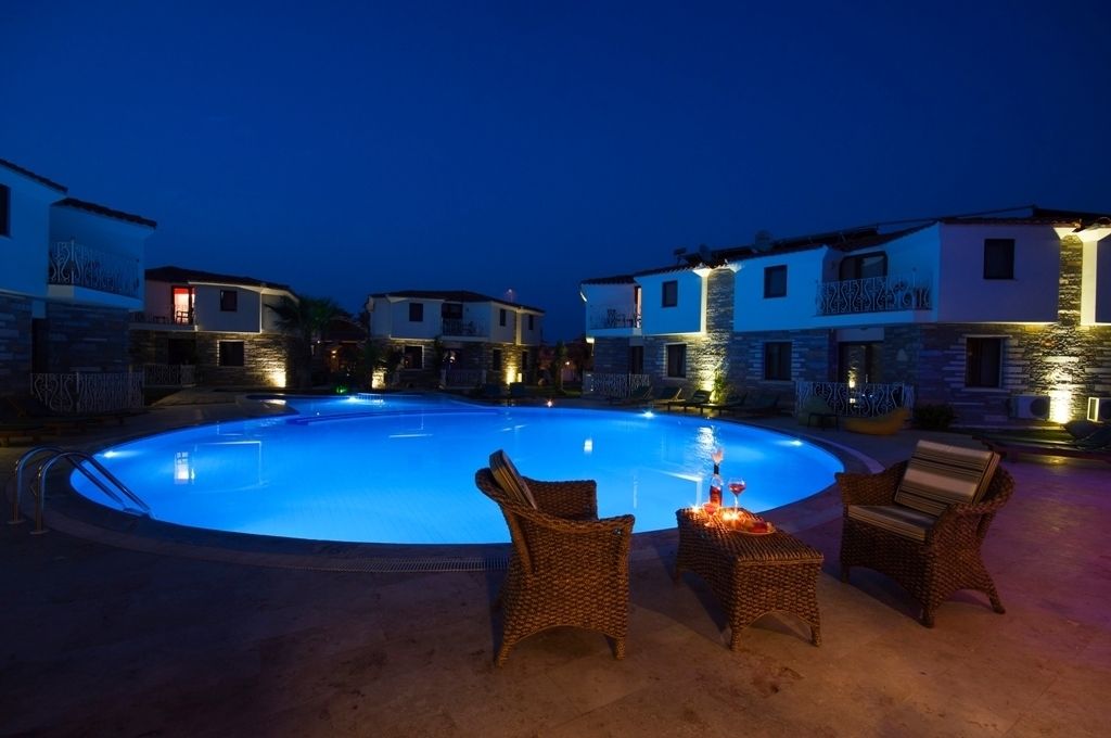outdoor pool, pool umbrellas