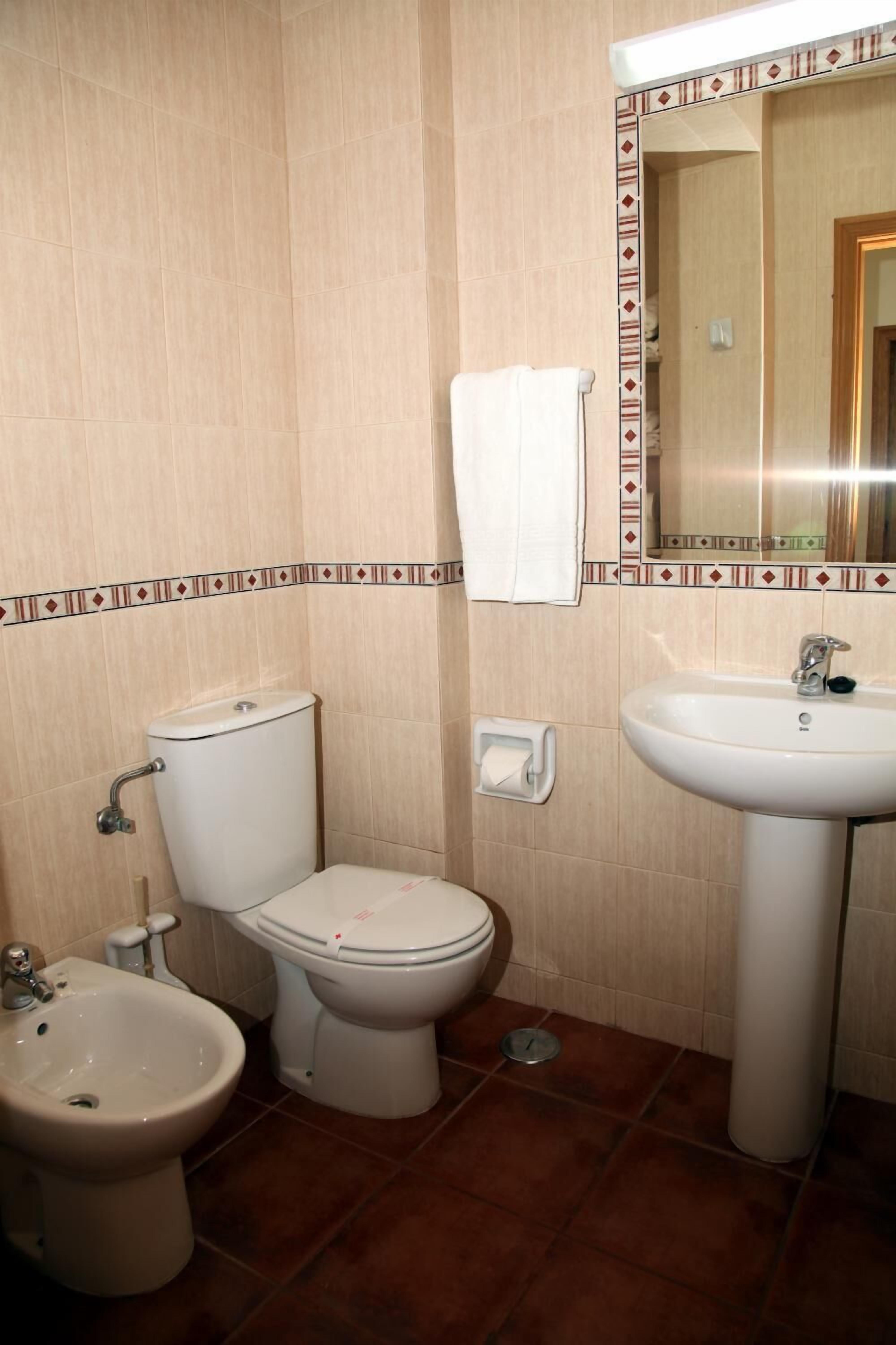 combined shower/bathtub, deep-soaking bathtub, rainfall showerhead