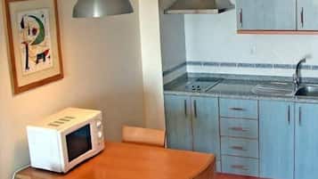 Kühlschrank, Mikrowelle, Herdplatte, Geschirrspüler