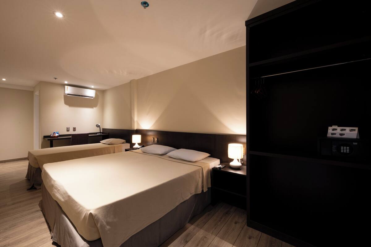 Apartamento | Bar mini, peti besi dalam bilik, meja, langsir/tirai gelap terus 