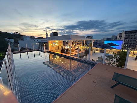 Outdoor pool, pool umbrellas, sun loungers. Arosa Rio Hotel