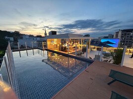 Piscina externa, guarda-sóis, espreguiçadeiras