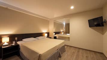 Apartamento | Frigobar, cofres nos quartos, individualmente decorados, escrivaninha
