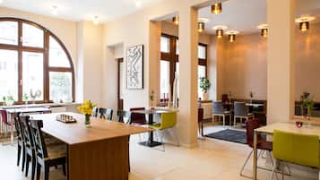 Bữa sáng buffet hàng ngày (12.50 EUR/mỗi người)
