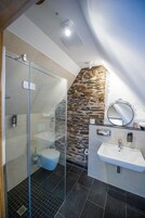 Kamar Keluarga, 2 Tempat Tidur Queen | Kamar mandi | Shower, perlengkapan mandi gratis, pengering rambut, dan handuk