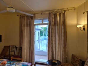 Comfort Apartment, Kitchenette | In-room safe, iron/ironing board, free WiFi