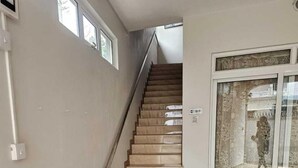 Eine Treppe mit Holzbodenstufen, die zu einer Zwischenebene führen.
