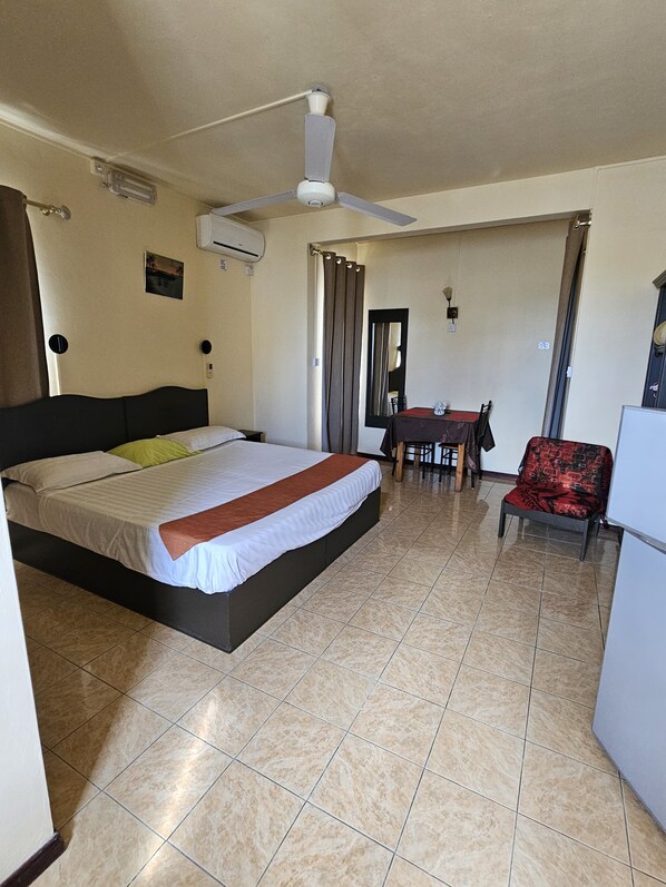 Studio Confort, salle de bains attenante | Coffres-forts dans les chambres, fer et planche à repasser