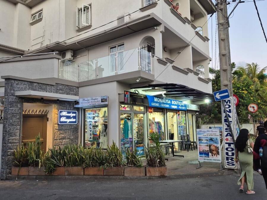 Un hotel boutique con escaparate y balcón.