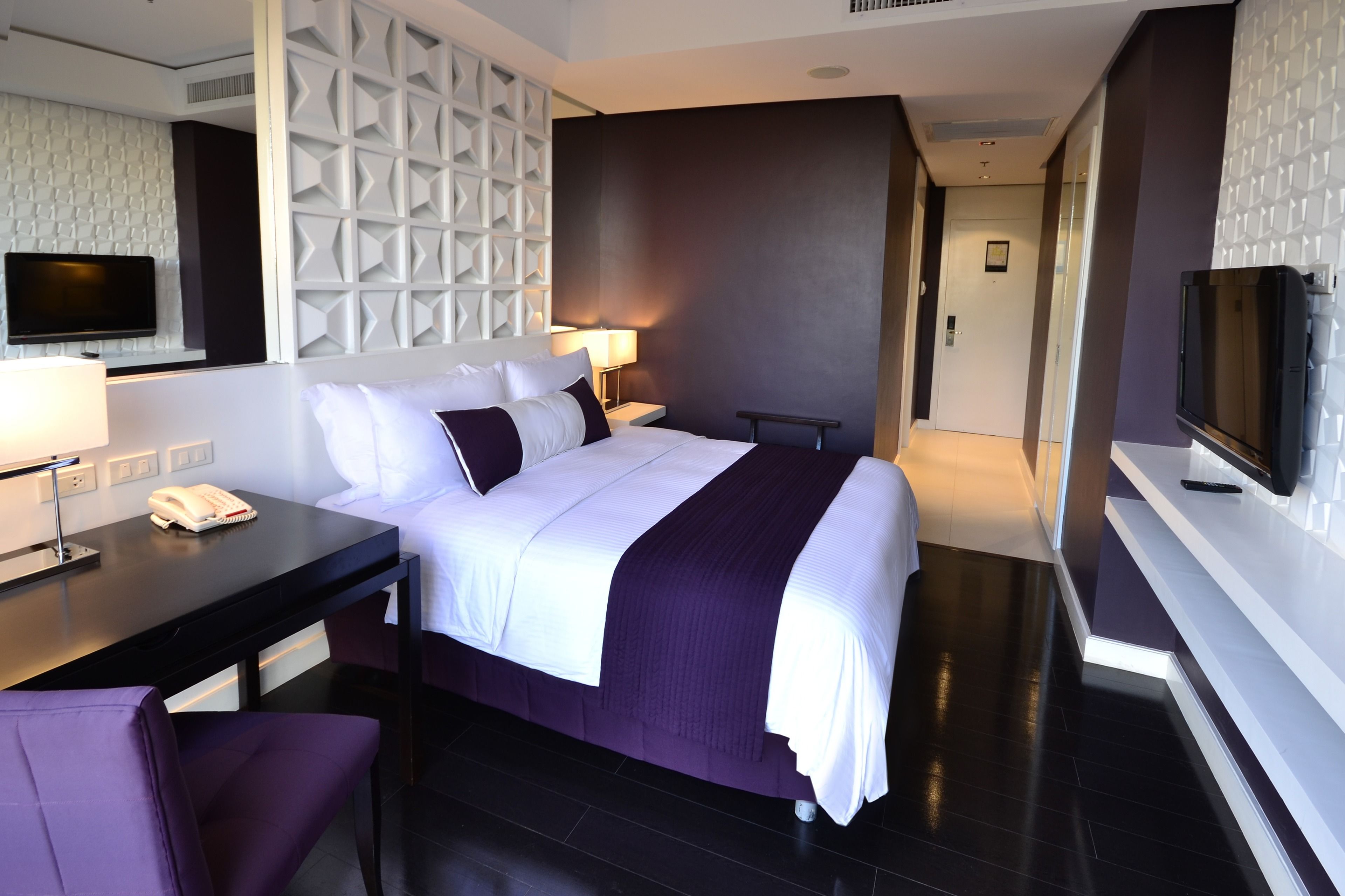 deluxe queen room | premium bedding, minibar, in-room safe, individually decorated