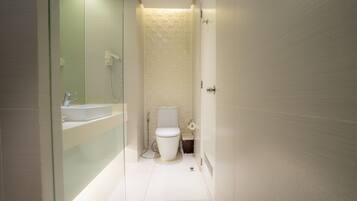 Shower, rainfall showerhead, free toiletries, hair dryer