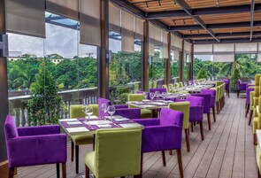 3 개의 레스토랑, 아침 식사, 점심 식사, 저녁 식사 제공(현지 및 세계 요리)