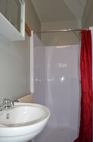 Standard Suite, 1 Bedroom, Non Smoking (Single Room) | Bathroom | Towels