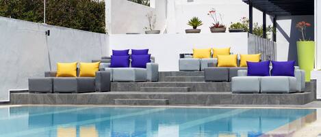 Piscine extérieure, parasols de plage, chaises longues