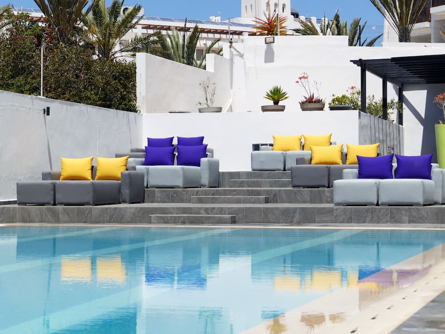 Außenpool, Sonnenschirme, Liegestühle