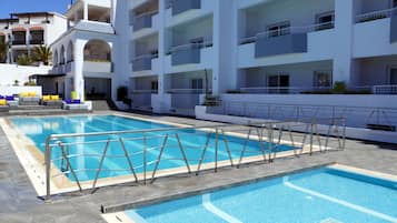 室外泳池;泳池傘、躺椅