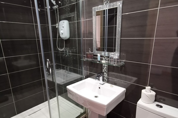 Double Room, Ensuite (Room 2) | Bathroom | Towels