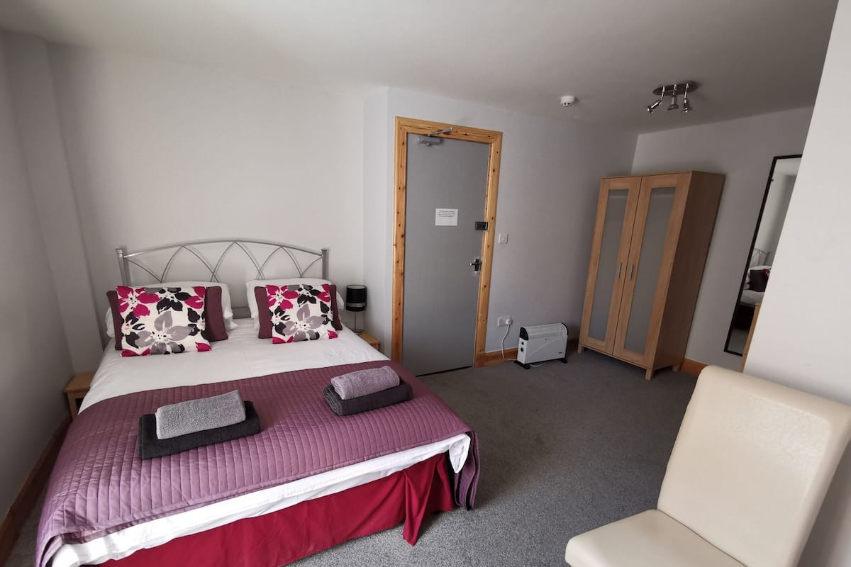 Double Room, Ensuite (Room 2)