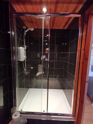 Comfort Double Room, Ensuite, Garden View (Room 4 ) | Bathroom | Towels - St Ronans Hotel (Peebles)