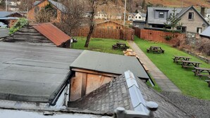 Zona residencial con casas, césped y mesas de picnic.