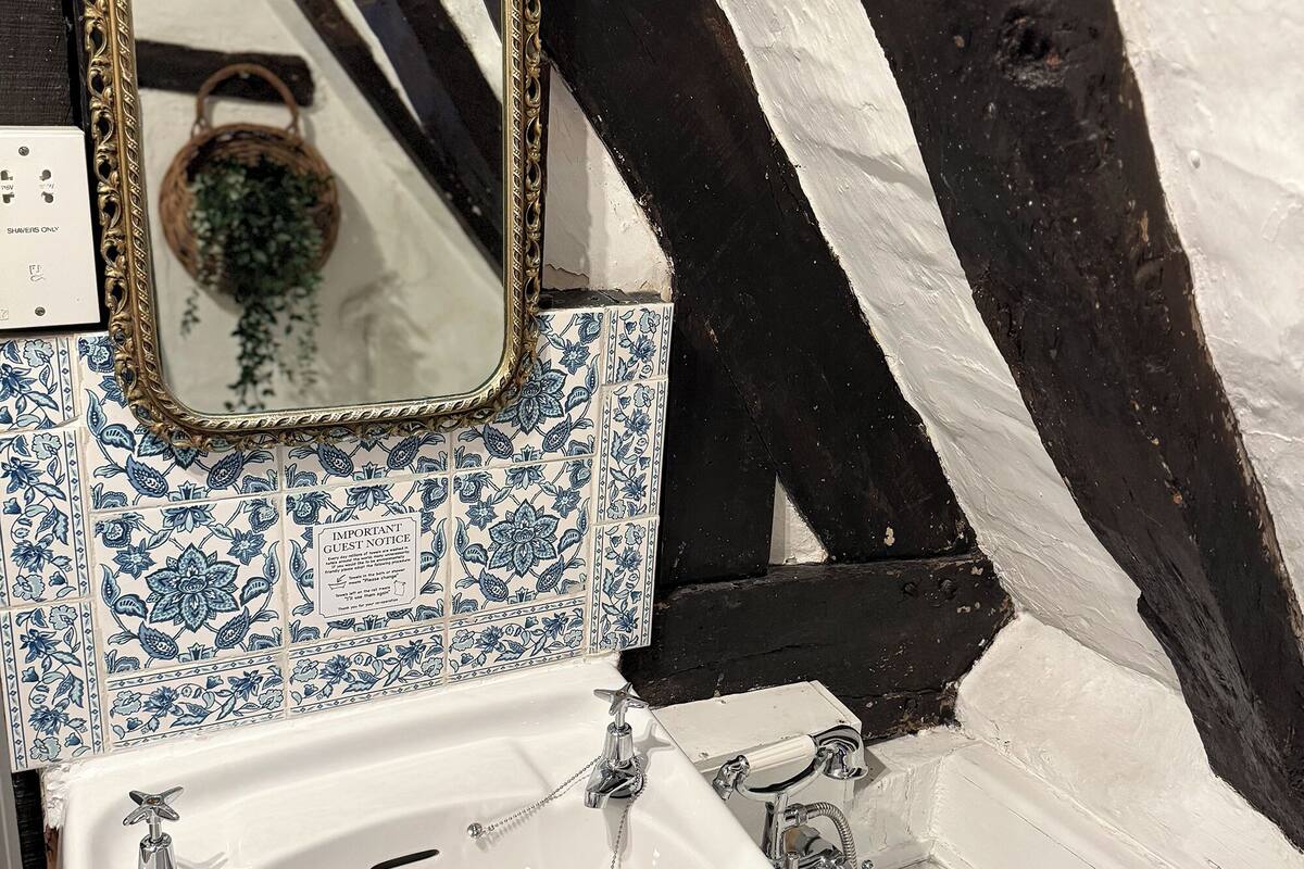 historic superior double room | bathroom | free toiletries, hair dryer, towels