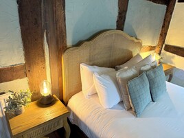 Historic Superior Double Room | Υποαλλεργικά κλινοσκεπάσματα, μοναδική διακόσμηση, μοναδική επίπλωση 