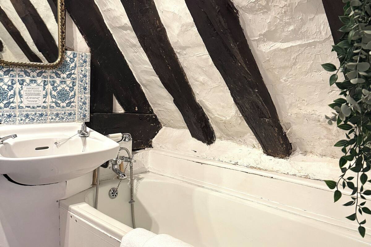 historic superior double room | bathroom | free toiletries, hair dryer, towels