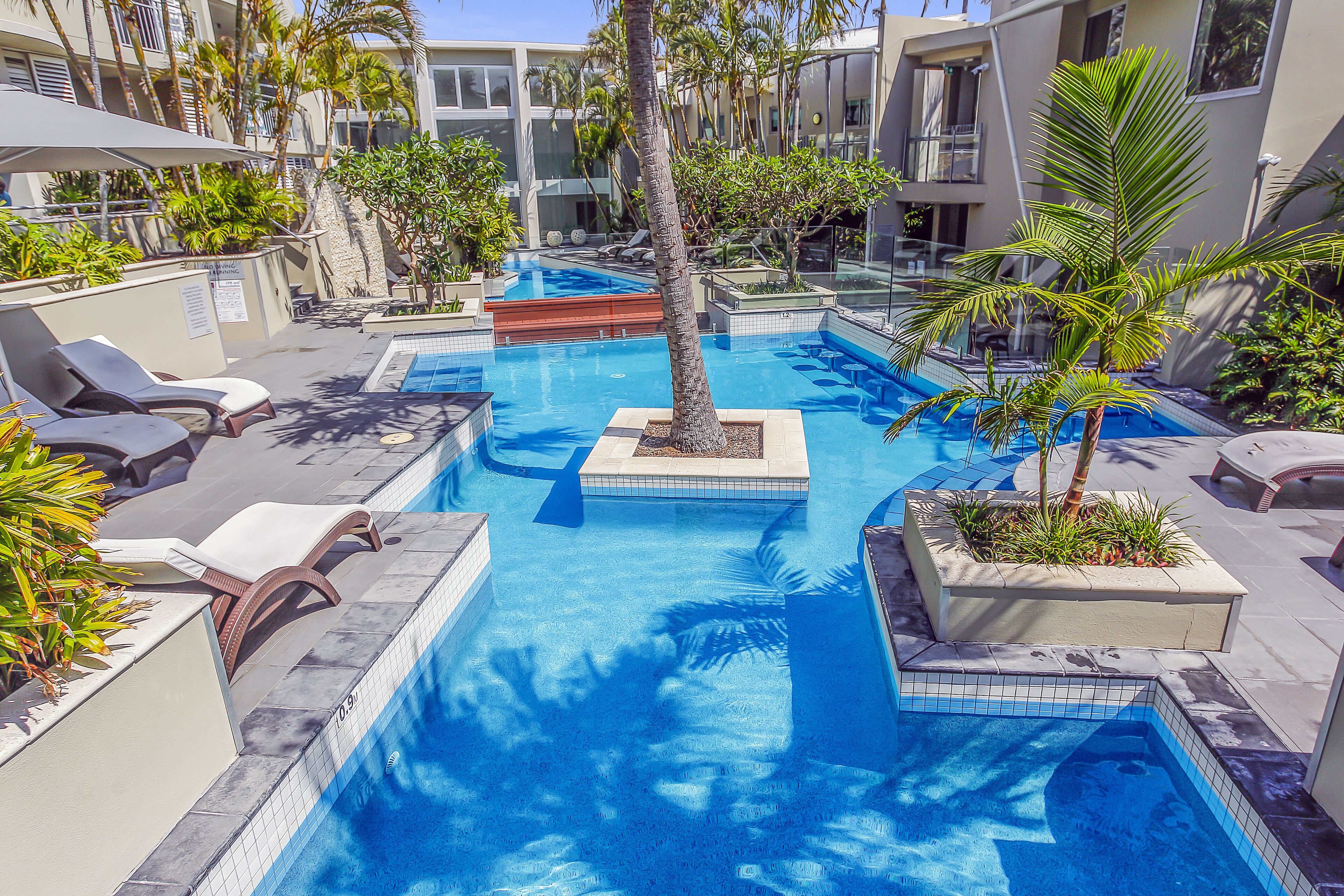 3 من حمّامات السباحة الخارجية، مقاعد للتشمس