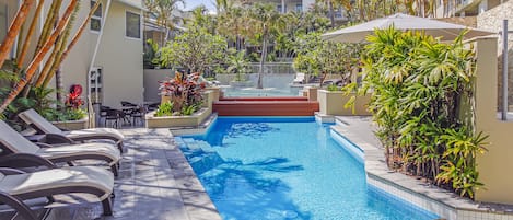 3 albercas al aire libre y camastros