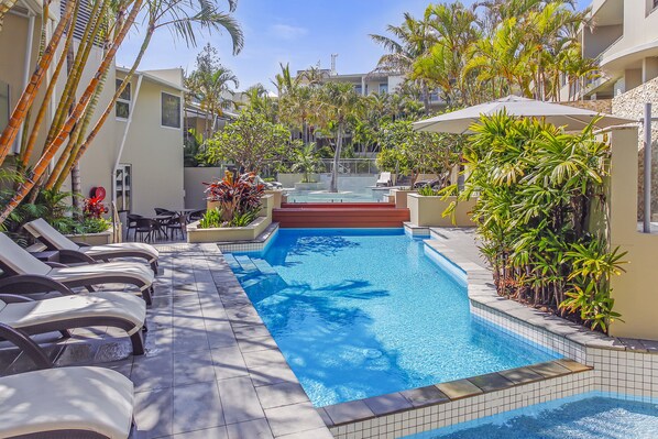 3 piscinas externas, espreguiçadeiras