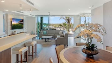 Ρετιρέ, 4 Υπνοδωμάτια (4 Bedroom Roof Top Apartment) | Περιοχή καθιστικού | Τηλεόραση πλάσμα, συσκευή αναπαραγωγής DVD